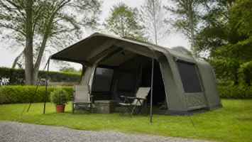Høyt campingtelt med overbygd inngang, stoler og oppbevaringskasse