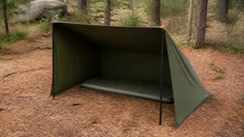 Trevegget gapahuk i teltduk med åpen front og liggeunderlag