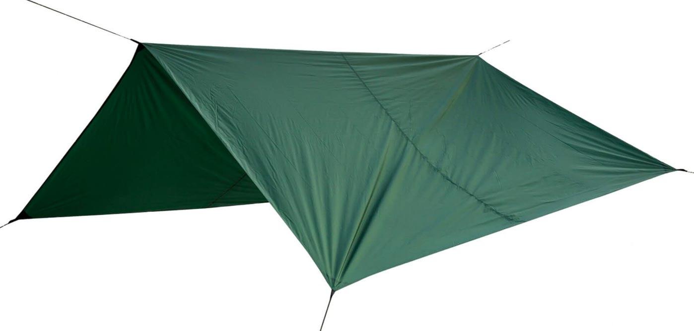 Bergans Tarp Medium Green hengt opp som A-form i skogen